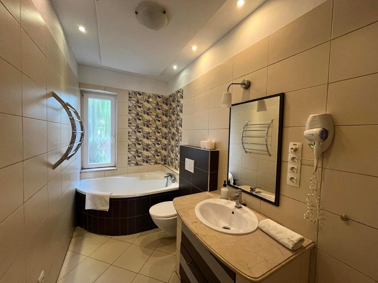 City Apartman Haz Balatonlelle Ngoại thất bức ảnh