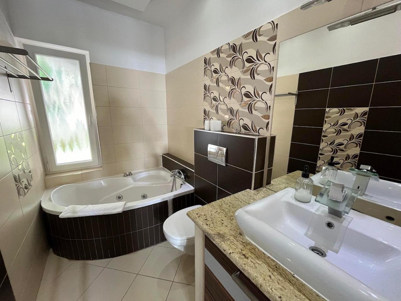 City Apartman Haz Balatonlelle Ngoại thất bức ảnh