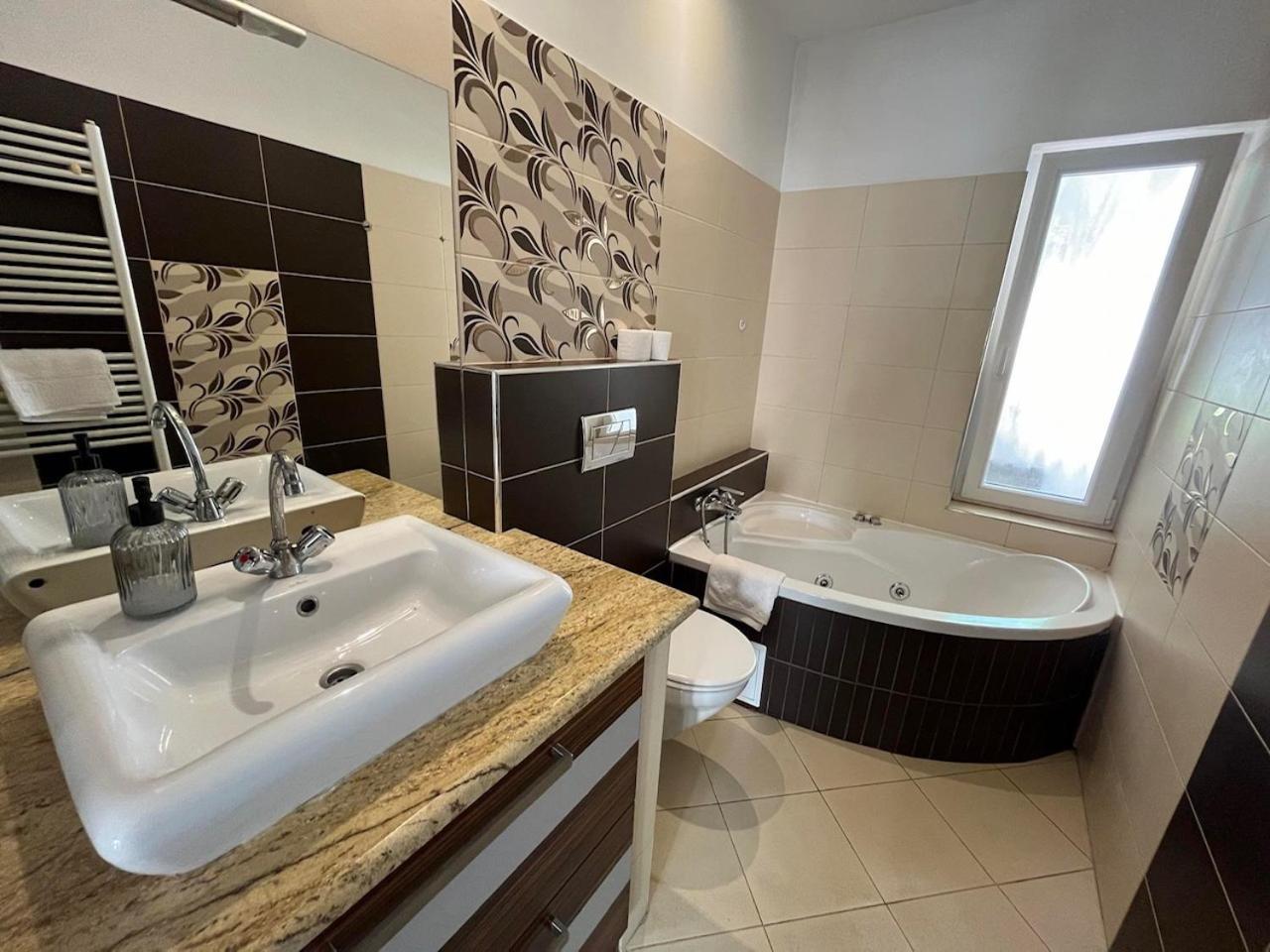 City Apartman Haz Balatonlelle Ngoại thất bức ảnh